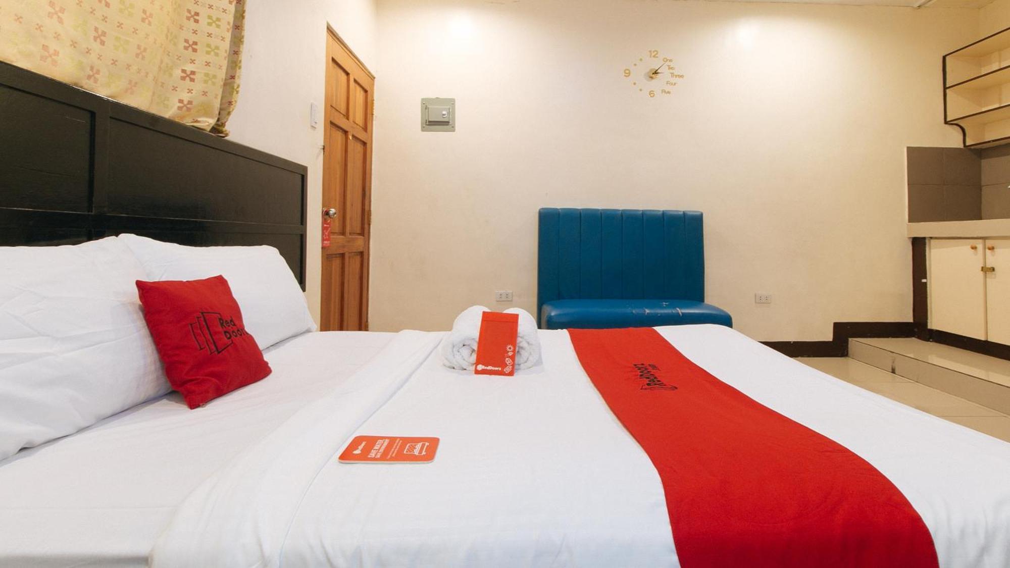 Reddoorz At V-Cat Apartelle Sampaloc Manille Extérieur photo