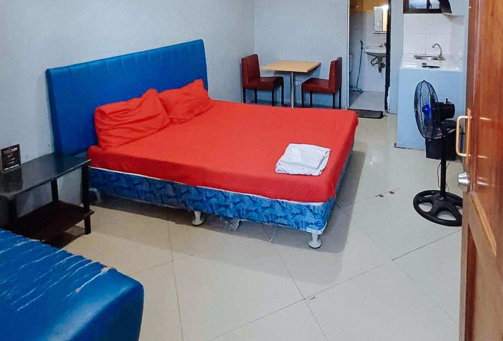 Reddoorz At V-Cat Apartelle Sampaloc Manille Extérieur photo